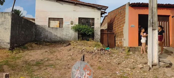 Casa com terreno, atrás do carrefull da zona norte