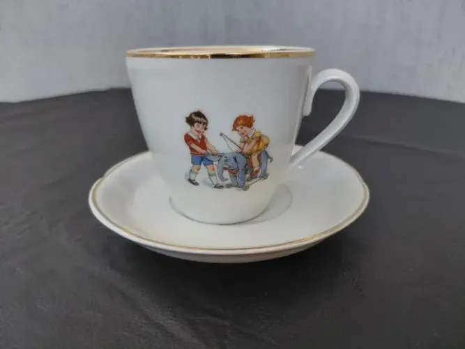 Xícara de chá infantil de porcelana vintage da marca Steatita com frisos dourados