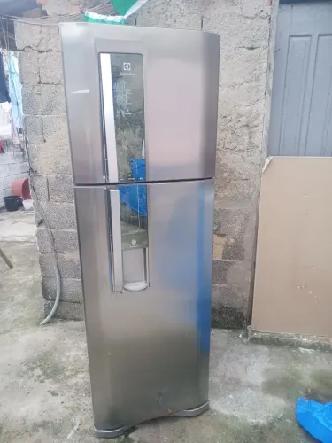 Geladeira inoxidável ofertaõ água na porta 