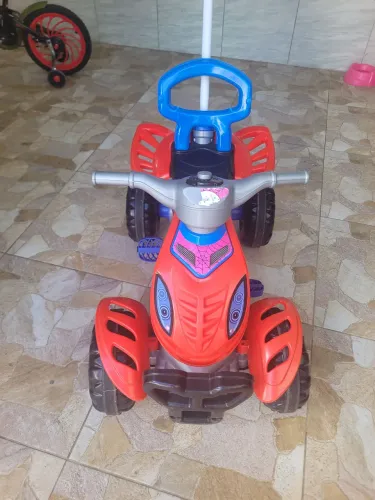 Vendo quadriciclo seminovo da bandeirantes personalizado do homem aranha ,por apenas 280.