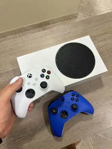 Xbox series s com caixa e 2 controles originais