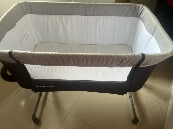 BERÇO PORTÁTIL COSCO PLUGGY