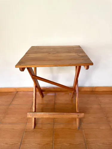 Mesa Dobrável Quadrada de Madeira