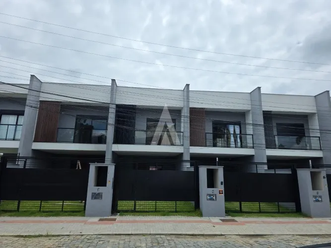 Sobrado geminado com 1 suíte e 2 quartos à venda no bairro Glória em Joinville-SC por R$76
