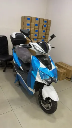 Moto elétrica nunca usada no plástico.