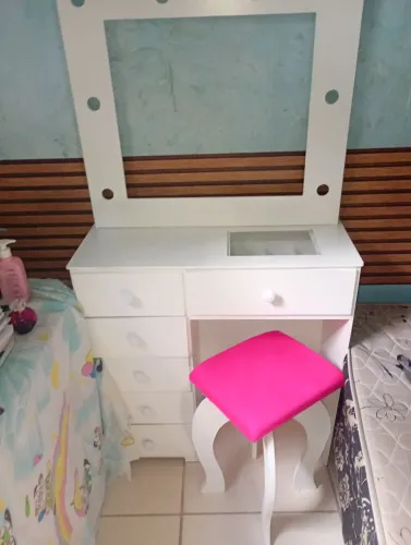 camarim linda com gavetas um banquinho rosa top,
