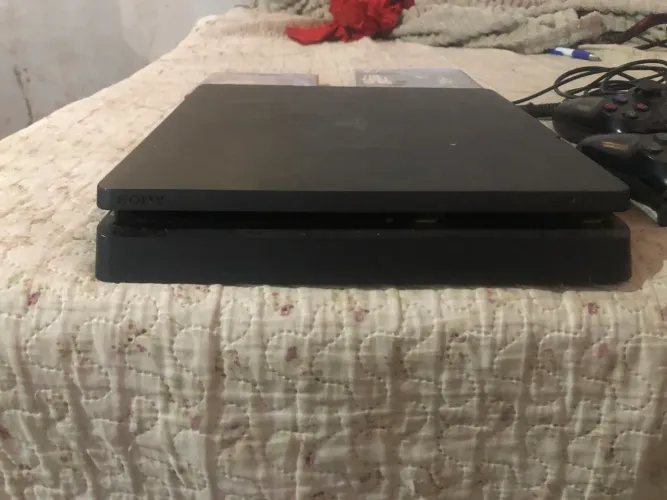 PlayStation 4 SLIM, 1T , 2 controles, e 2 jogos