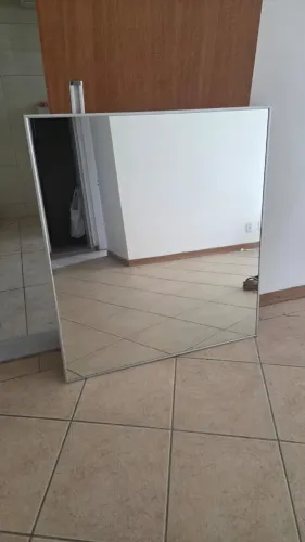 Vendo espelho 1,00 X 1,10 com moldura prata - R$250,00. Retirada na Tijuca.