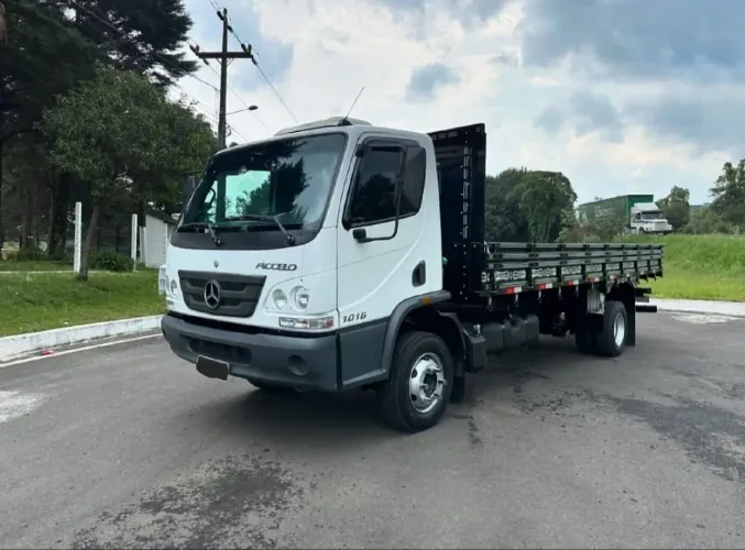 ACCELO 815 CARROCERIA ANO 2018.
