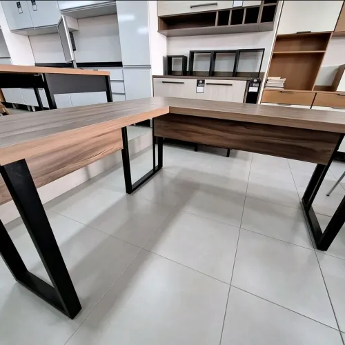 Mesa escritório em L, cor nogal e pés de ferro 