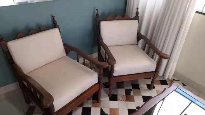 Pra desapegar. Jogo de sofá estilo colonial + mesa de centro