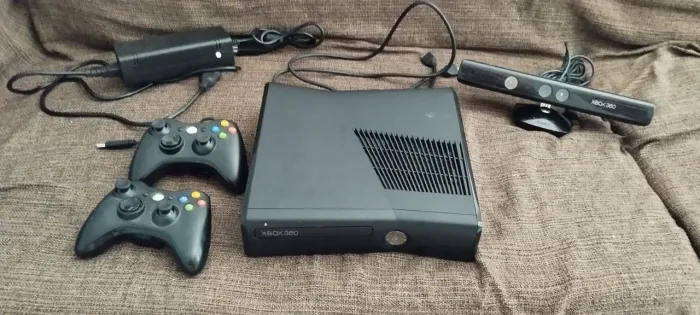 Xbox 360 destravado com 2 controles, Kinect e 80 jogos