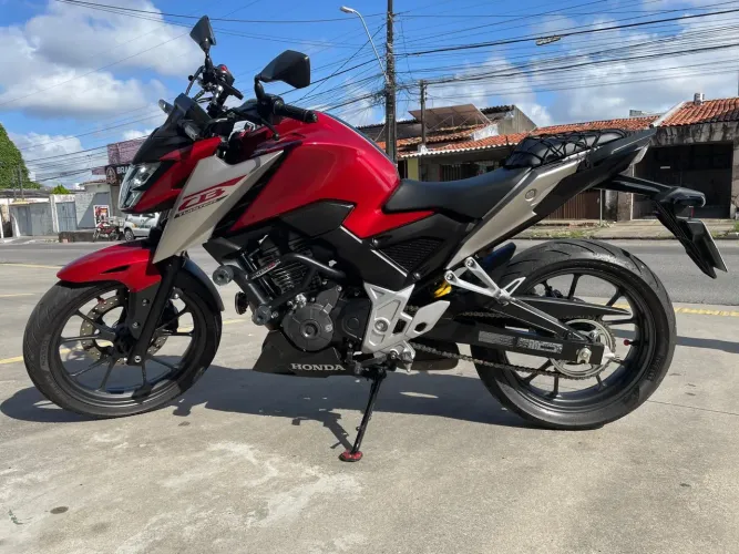 Moto nova com apenas 5 mil rodados , garantia de fábrica , vendo com todos assessórios.