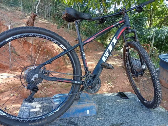 Vende-se bicicleta gri montan bike valor 1000 com direito de negociação. 