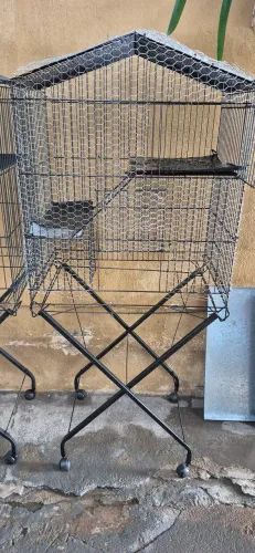 Gaiola com tela + suporte elevado ( apenas 2 meses de uso )