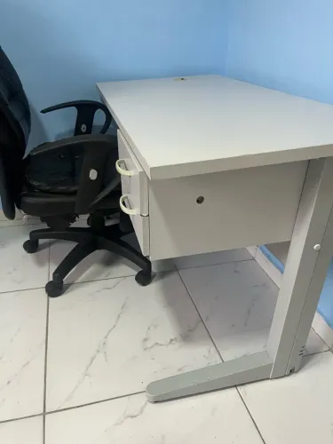 Mesa e cadeira de escritório