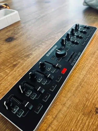 Samson Graphite MF8 Mini Controlador USB MIDI