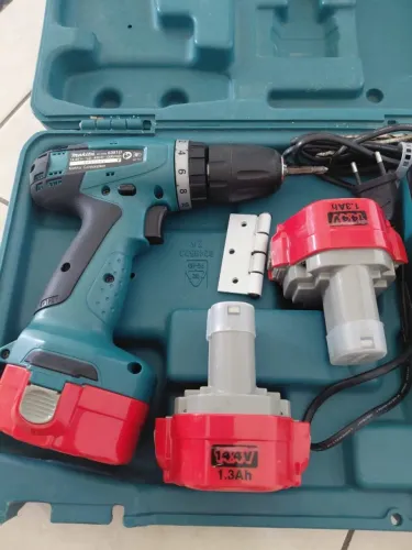 Parafusadeira makita 14v 3 baterias e carregador observação as baterias pouco tempo de car