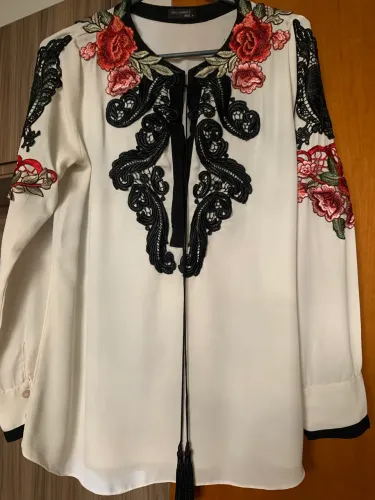 Blusa/Bata Off White Fluida P Anne Fernandes Unique bordada com renda e flores