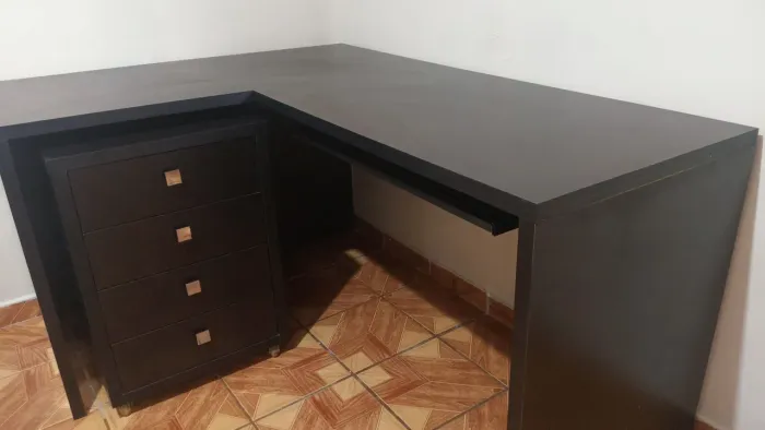 Mesa de escritório em L