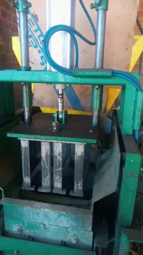 Máquina P/ fabricar blocos pneumática Qualymaq com duas formas 