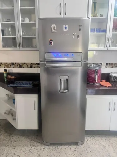 Geladeira Electrolux Frost Free Inox com Dispenser de Água