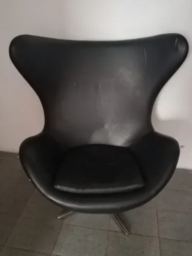 POLTRONA DE COURO FORMATO EGG