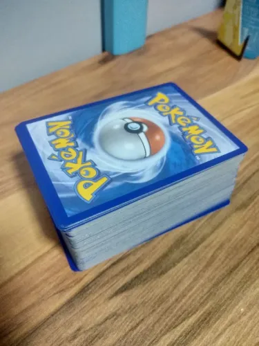 Pacote de 100 cartas comuns, incomuns, e raras.