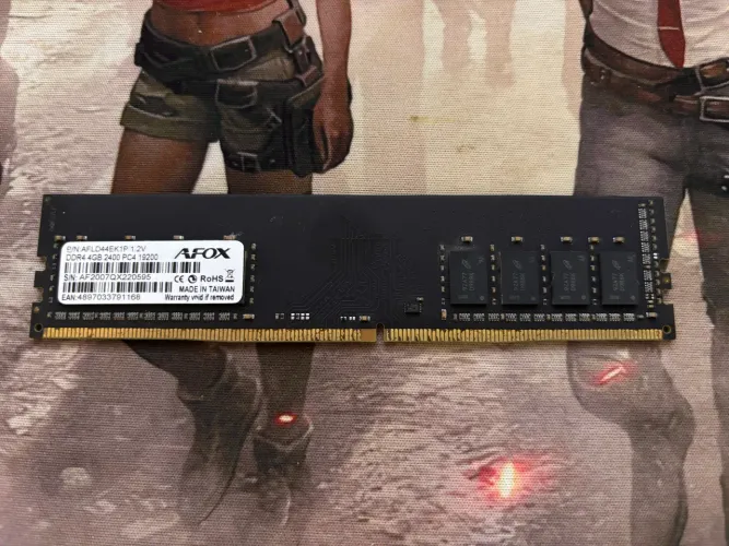 KIT 2 memórias de 4gb DDR4 semi-nova
