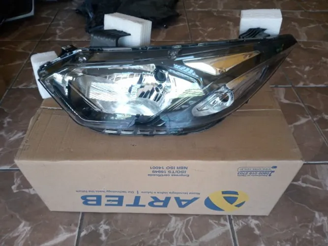 Farol esquerdo Chevrolet Onix