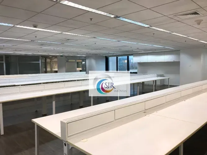 Laje comercial de 775 m² com carpete e divisórias. 9 banheiros. Ar condicionado. 21 vagas 