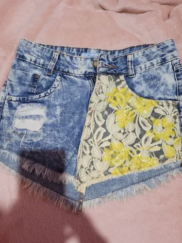 Saia jeans com detalhes em flores 
