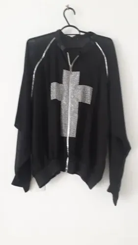Linda blusa em tule preta estilizada (com crucifixo no centro) tamanho G