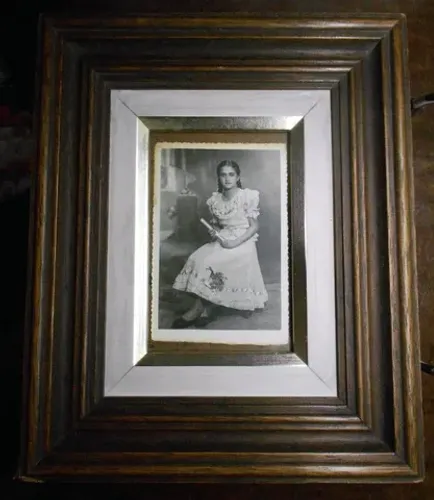 Fotografia Antiga com Moldura tamanho 22,5 X 27,5 Cm