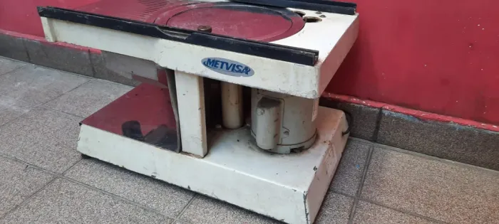 Maquina de cortar frios da metvisa funcionando está como nas fotos