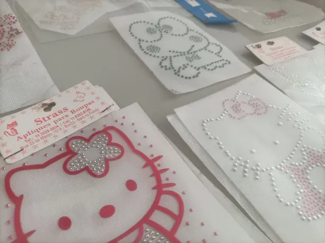 Adesivo Strass estampa de desenhos para Camiseta Tam G