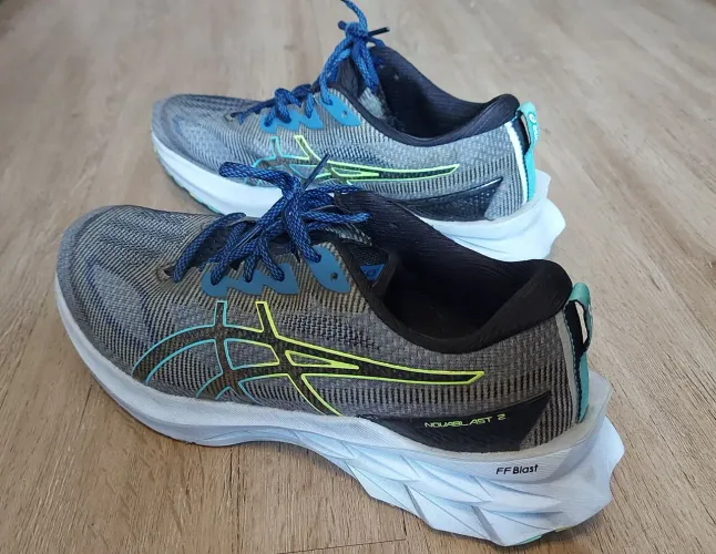 Tênis Asics Novablast 2 - n. 42 (Excelente Estado)