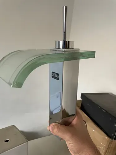 Vende-se Torneira Lavatório Monocomando Quadrada