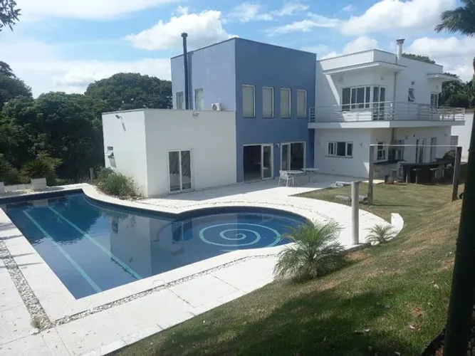 Casa com Arquitetura Moderna toda Envidraçada em local alto com linda vista!