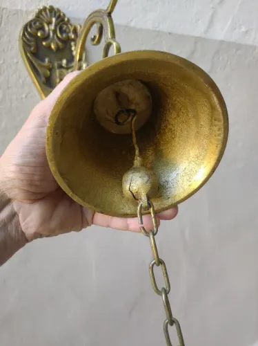 Lindo sino em bronze com suporte.