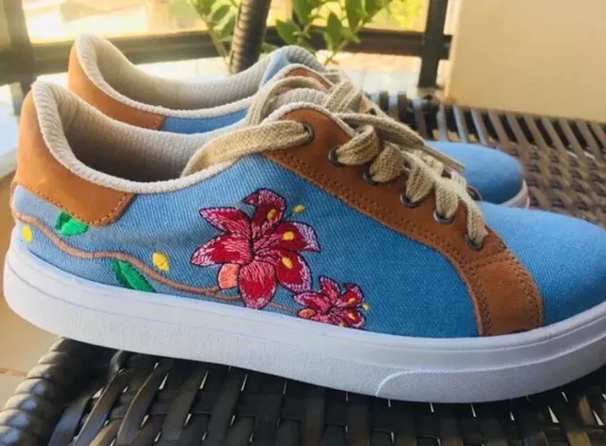 Tênis casual jeans floral