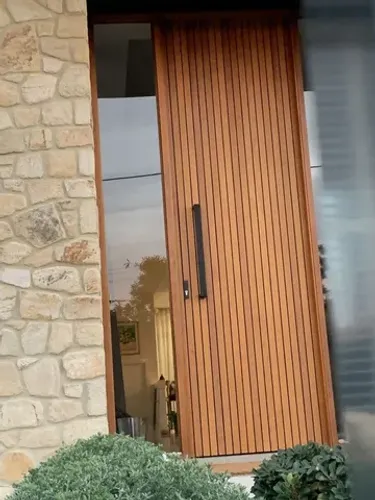 Porta pivotante modelo ripado