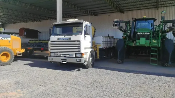 R 113 360 6X4 traçada com munck mod 15.000  carroceria