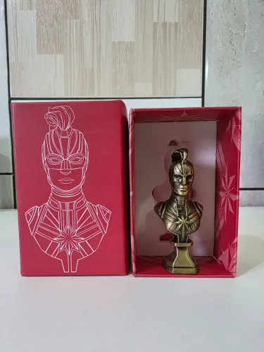 Busto Capitã Marvel (Captain Marvel) - Omelete Box / Peça de Metal