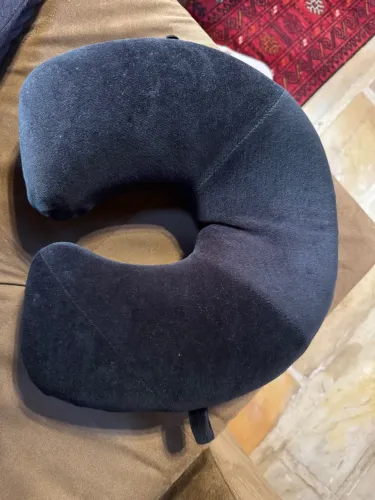 Travesseiro de Pescoço maravilhoso, preto, super confortável, nunca usado