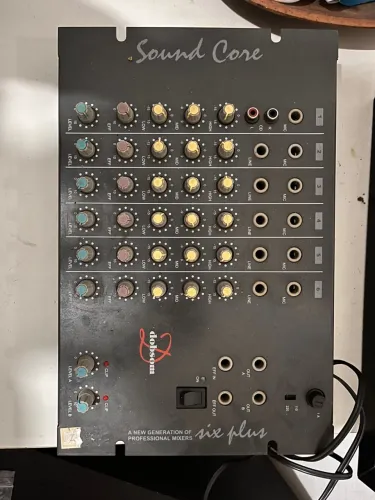 Mesa de Som Sound Core Dobsom Six Plus