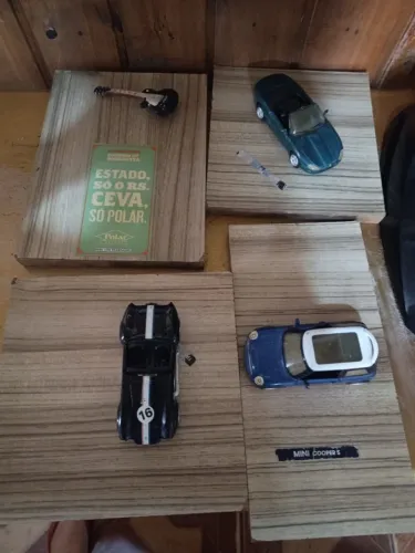 Miniaturas de Carros e Guitarra Decorativas