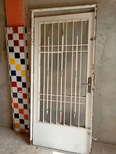 Porta antiga de ferro maciço  2,20 x 1 metro de largura  com batente e fechadura c/ chave 