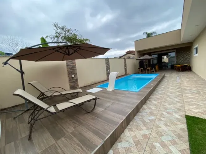 Ampla residência com piscina a três quadras do Mar!!! 
