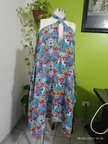 Saída de praia estampado azul e floral.